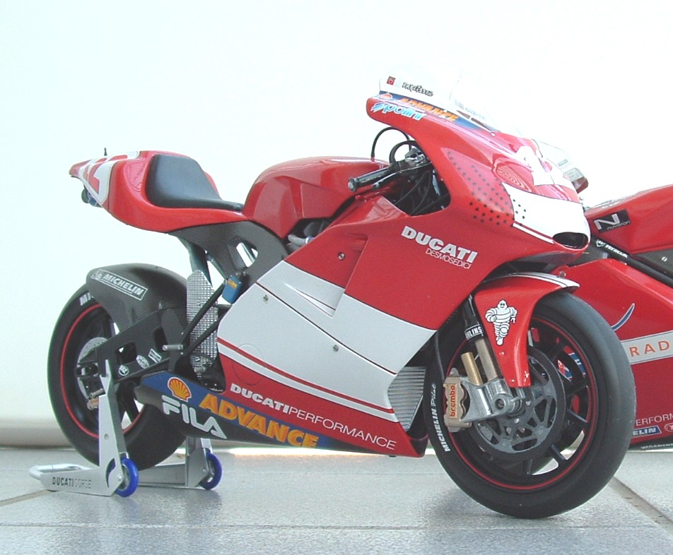 Ducati Desmosedici Italeri 1/9